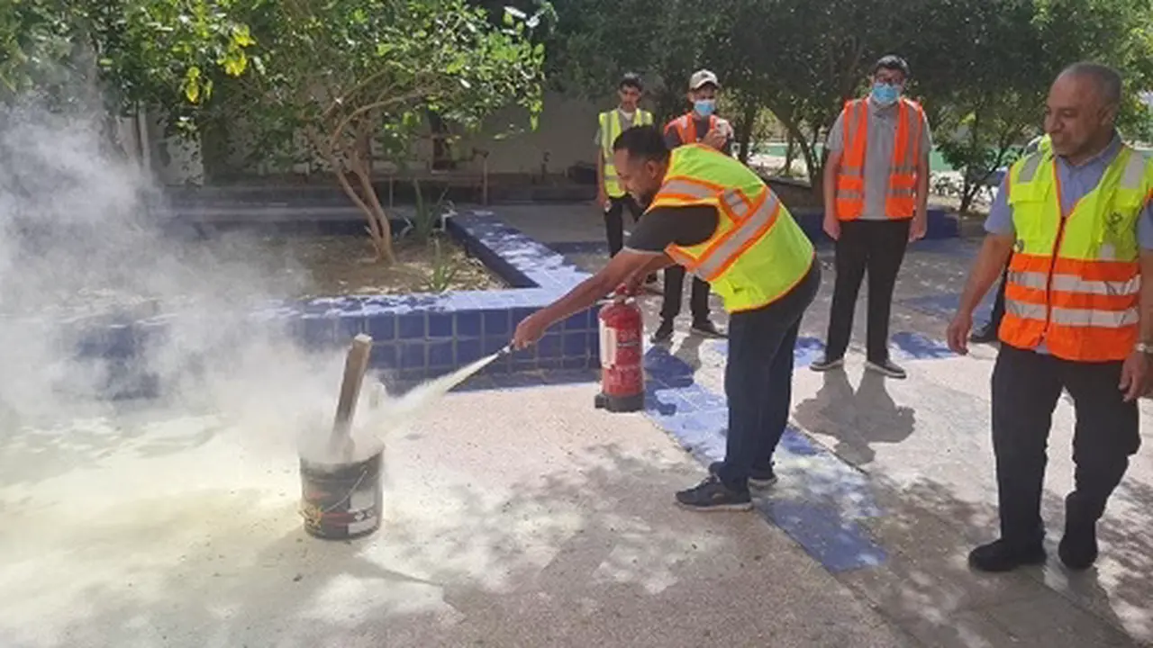 محاكاة طوارئ.. تدريبات عملية للسلامة داخل ورش الكلية التقنية بالقطيف